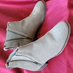 FRYE sz6.5 Carly Zip Chelsea Boots in Ash neutral suede